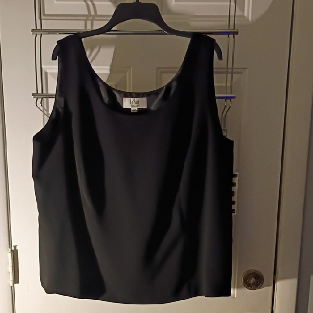 Le Suit Black Sleeveless Scoop Neck Shell Top